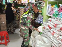 Babinsa Koramil 06/Manyak Payed Rutin Cek Harga Sembako Yang Ada Di Warung Di Desa Binaannya