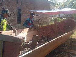 Babinsa Koramil 04/Bendahara Laksanakan Komsos Dengan Perajin Perahu Nelayan Di Desa Binaan