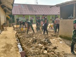 Babinsa Koramil 06/Manyak Payed Bersama Taruna, Taruni Akmil Bantu Bersihkan Parit Dan pengecatan SDN 1 Mayak Payed