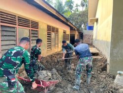 Babinsa Koramil 05/Tamiang Hulu Bantu Bersihkan Rumah Warga Pasca Banjir