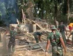 Anggota Koramil 05/Tamiang Hulu Bantu Pembongkaran Dan Pembersihan Rumah Lansia Di Lokasi Tedampak Bencana Bajir