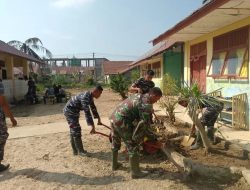 Babinsa Koramil 06/Manyak Payed Bersih Lumpur Di Halaman TK Negeri Pembina Manyak Payed
