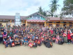 Wakasad Berikan 171 Tas Sekolah Kepada Siswa Siswi Sekola Dasar Negara 1 Rantau