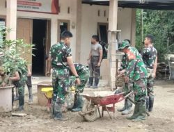Anggota Koramil 02/Karang Baru Bersama Taruni Akmi, Akpol Bersihkan Kantor Datuk Penghulu Pasca Banjir