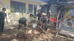 Anggota Koramil 06/Manyak Payed Gotong Royong Bersihkan TK ISLAM AL- ACHNAT Pasca Banjir Bandang