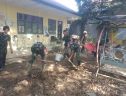 Anggota Koramil 06/Manyak Payed Gotong Royong Bersihkan TK ISLAM AL- ACHNAT Pasca Banjir Bandang