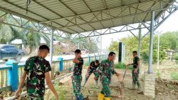 Pasca Banjir, Anggota Koramil 04/Bendahara Bersama Batalyon TP 853/BRB Pembersihan Lanjutan Di Halaman Sekolah