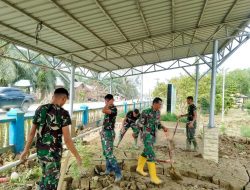 Pasca Banjir, Anggota Koramil 04/Bendahara Bersama Batalyon TP 853/BRB Pembersihan Lanjutan Di Halaman Sekolah