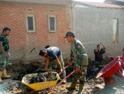 Sinergi TNI Dan Warga Bersihkan Parit Pasca Banjir