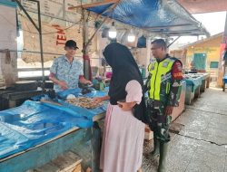 Pendekatan Teritorial, Babinsa Kunjungi Lapak Penjual Ikan