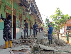 Babinsa 08/Rantau Bersama Kodaeral 1 Belawan Dan Yonif 8 Marinir Gotong -royong Laksanakan Pembersihan Sekolah SD Pasca Banjir