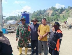 Babinsa Koramil 02/Karang Baru Dampingi Pelayanan Kesehatan Warga Terdampak Banjir