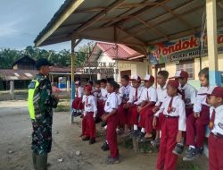 Babinsa Marlempang Komsos Dengan Siswa SD, Beri Arahan Menjadi Anak Disiplin