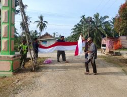 Babinsa Koramil 04/Bendahara Bersama Warga Gotong Royong Pemasangan Umbul – Umbul Dan Bendera
