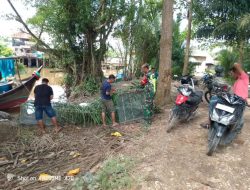 Sertu Harmiadi Komsos Sambil Bantu Warga Nelayan Membuat Perangkap Ikan