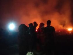 Kebakaran Tumpukan Kayu Pasca Banjir, Dengan Sigap Babinsa Bantu Padamkan Api