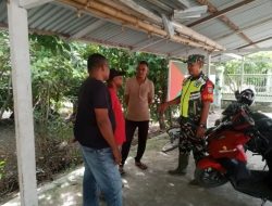 Babinsa Komsos Dengan Warga Dan Pantau Wilayah Binaan