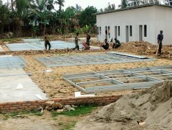 Babinsa Rantau Pauh Bantu Pembangunan Huntara