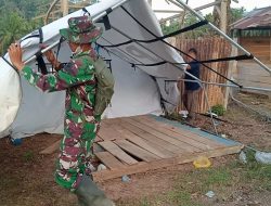 Anggota Koramil 05/Tamiang Hulu Bongkar Tenda Pengungsian Yang Sudah Tidak Ditempati