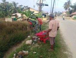 Babinsa Masjid Sungai Iyu Dan Warga Gotong Royong Bersihkan Sampah Disaluran Parit di Desa Binaan