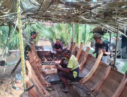 Penuh Keakraban Babinsa 04/Bendahara Komsos bersamqa Pembuat Perahu Tradisional