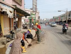 Babinsa Bersama Warga Gotong Royong Bersihkan Lingkungan