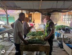 Babinsa Mesjid Sungai Iyu Jalin Komsos Dengan Pedagang Sayur Di Pasar Tradisional