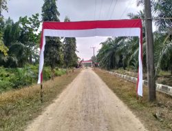 Babinsa Ajak Warga Pasang Bendera Dan Umbul-Umbul Untuk Menyemarakkan Kampung Merah Putih