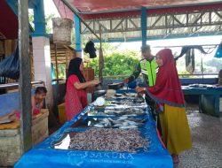 Babinsa Koramil 04/Bendahara Pantau Harga Ikan Segar Di Pasar Tradisional