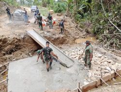 Proses Pengerjaan Pengecoran Lantai Dasar Plat Beton Di Sasaran Fisik TMMD Ke-128