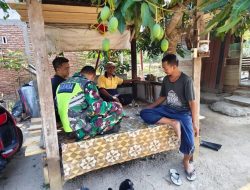 Babinsa Ciptakan Keakraban Dengan Warga Binaan Melalui Komsos