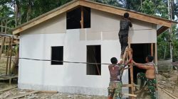 Satgas TMMD Pasang Dinding Rumah RTLH Bapak Murkidi