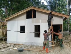 Satgas TMMD Pasang Dinding Rumah RTLH Bapak Murkidi