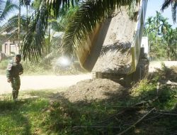Anggota Satgas TMMD Ke-128 Awasi Droping Material Sirtu