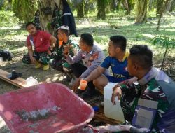 Semangat Kebersamaan, Anggota Satgas TMMD Bersama Warga Ngopi Bareng