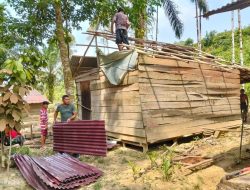 Satgas TMMD Kodim 0117/Aceh Tamiang Bongkar Rumah Lama Milik Bapak Murkidi