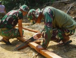 Bangun Plat Beton, Anggota Satgas TMMD Kodim 0117/Aceh Tamiang Bersama Warga Bahu membahu Buat Papan Mal Plat Beton