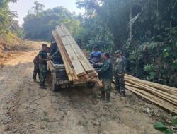 Kompak, Anggota Satgas TMMD Reguler Ke-128 Bersama warga Langsir Dan Turunkan Material Pelat Beton