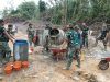 Satgas TMMD Kodim 0117/Aceh Tamiang Lakukan Pengecoran Lantai Dasar Goreng Gorong Aramco Di Desa Suka Makmur
