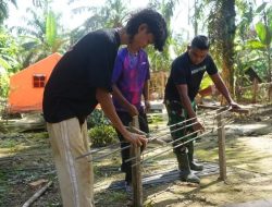 Anggota Satgas TMMD Rangkaian Batangan Besi Untuk Pembangunan Infrastruktur di Wilayah Sasaran