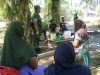 Sambil Istirahat Satgas Ngobrol Santai Bersama Ibu-Ibu Di Lokasi TMMD