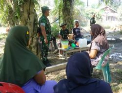 Sambil Istirahat Satgas Ngobrol Santai Bersama Ibu-Ibu Di Lokasi TMMD