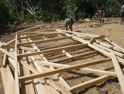 Anggota Satgas TMMD Bersama Warga Mulai Merakit Rangka RTLH Milik Bapak Muin