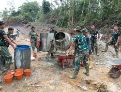 Mesin Molen Mudahkan Satgas TMMD Reguler Ke-128 Aduk Bahan Material Untuk Cor Gorong – Gorong Aramco