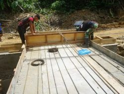 Percepat Progres Pembangunan Jembatan Plat Beton, Satgas TMMD Reguler Ke-128 Bersama Masyarakat Mulai Merakit Besi