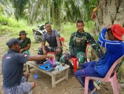 Hilangkan Penat, Satgas TMMD Aceh Tamiang Bercanda Dengan Warga Saat Istirahat