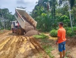 Anggota Satgas Awasi Droping Material Sirtu di Lokasi TMMD