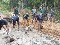 Satgas TMMD Aceh Tamiang Tak Kenal Lelah, Tetap Semangat Aduk Semen Di Bawah Terik Matahari