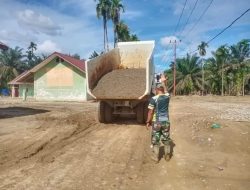 Satgas TMMD Aceh Tamiang layang Awasi Droping Material