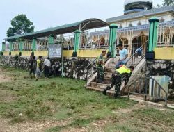 Warga Bersama Babinsa Gotong Royong Bersihkan Masjid